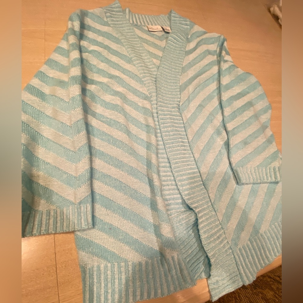 Kim Rogers L cardigan. Light blue and white chevron. 3/4 length sleeves